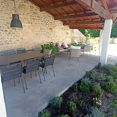 Konukevi Les Rives Du Rochefollet 3*