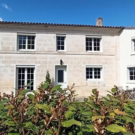 Les Rives Du Rochefollet Konukevi 3*